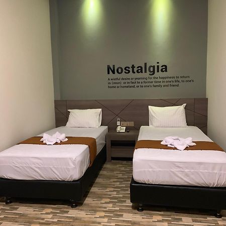 Bless Hotels Sintang Extérieur photo