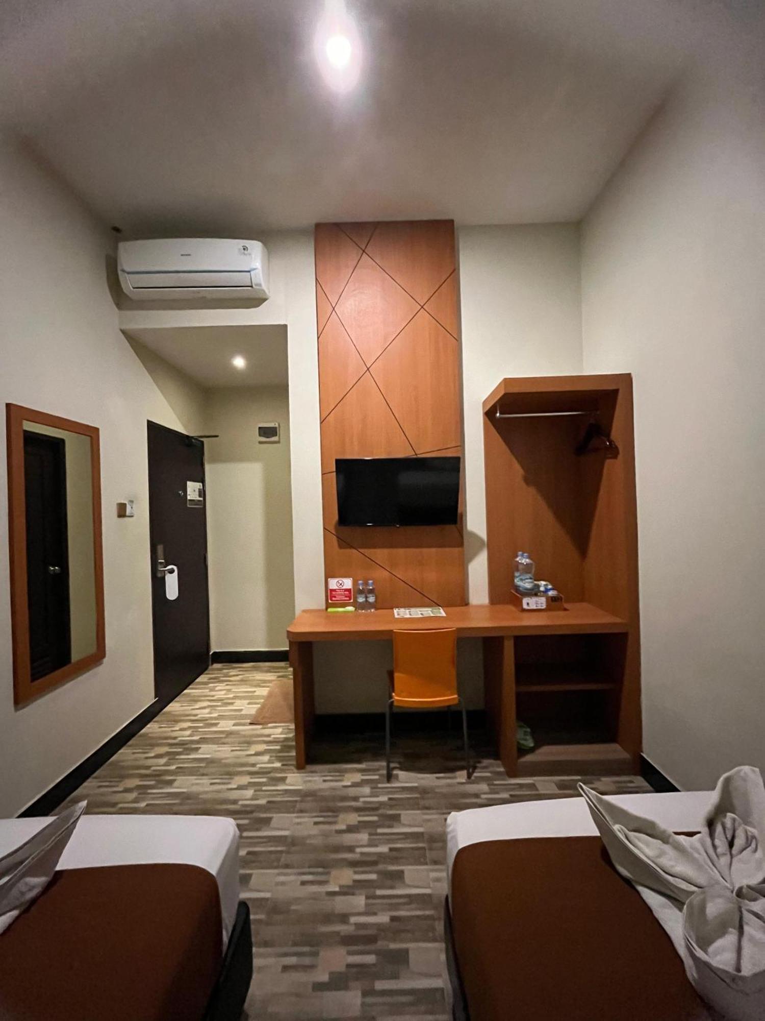 Bless Hotels Sintang Extérieur photo