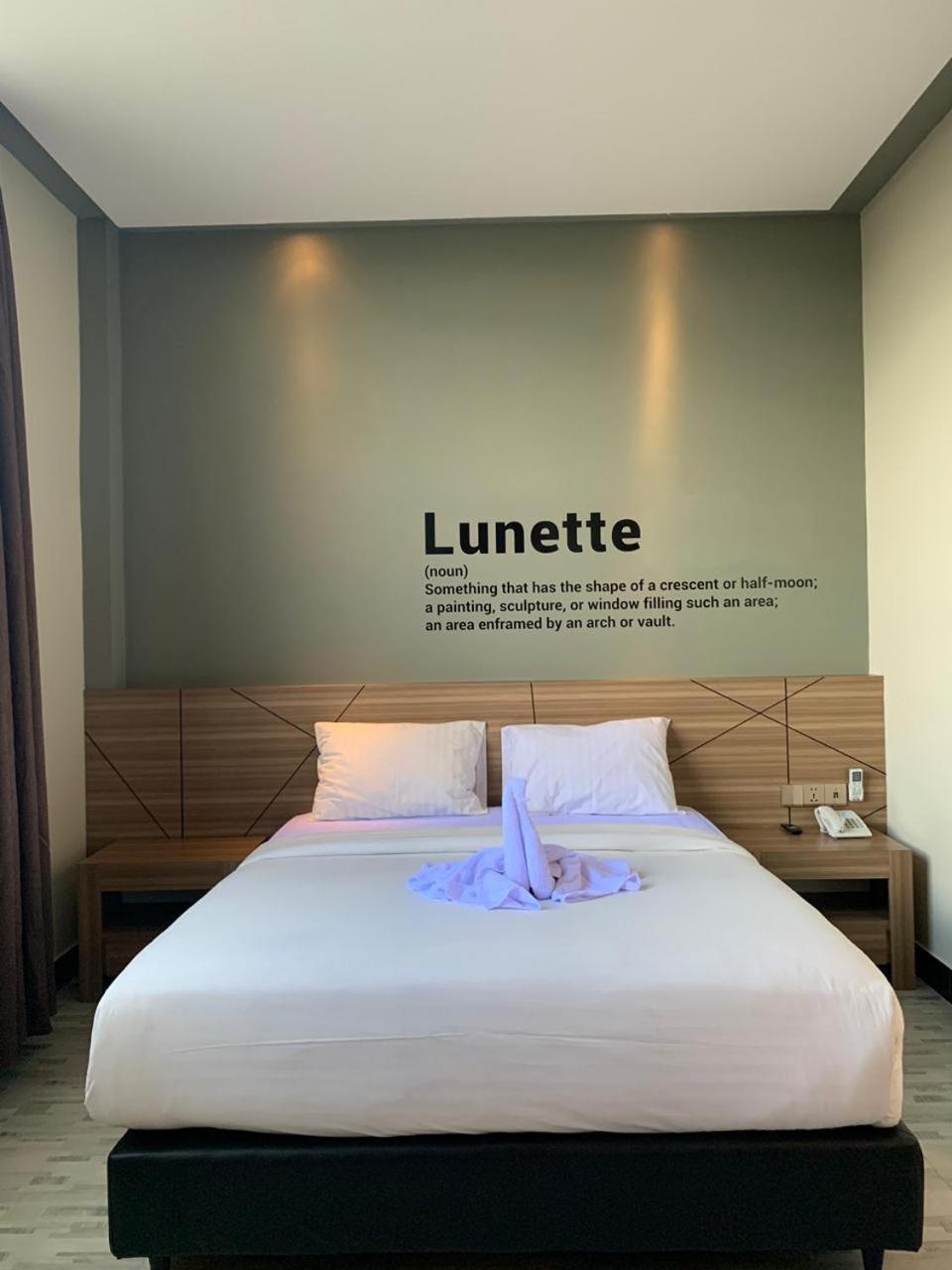 Bless Hotels Sintang Extérieur photo