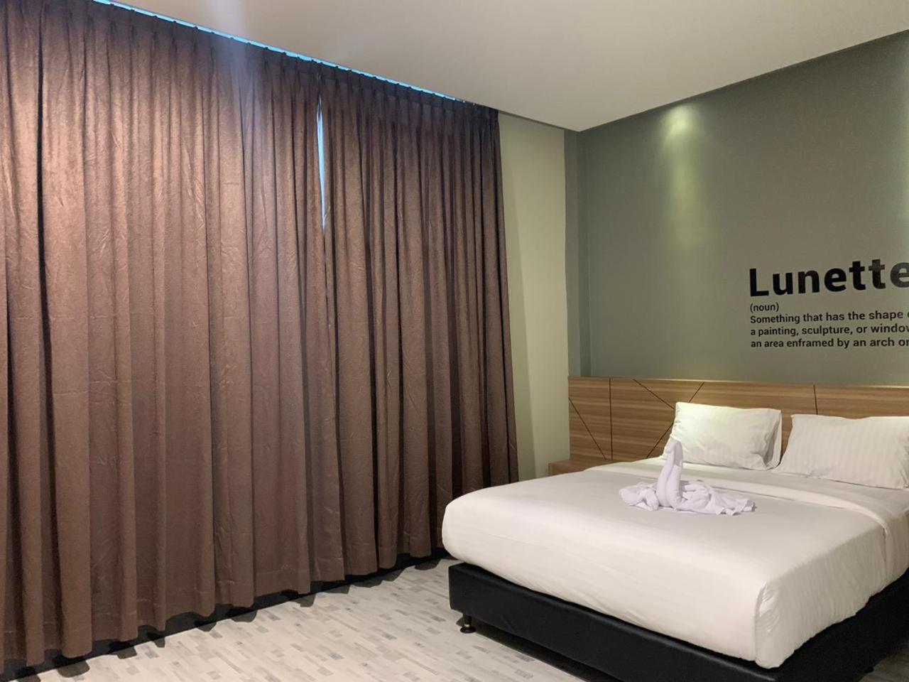 Bless Hotels Sintang Extérieur photo