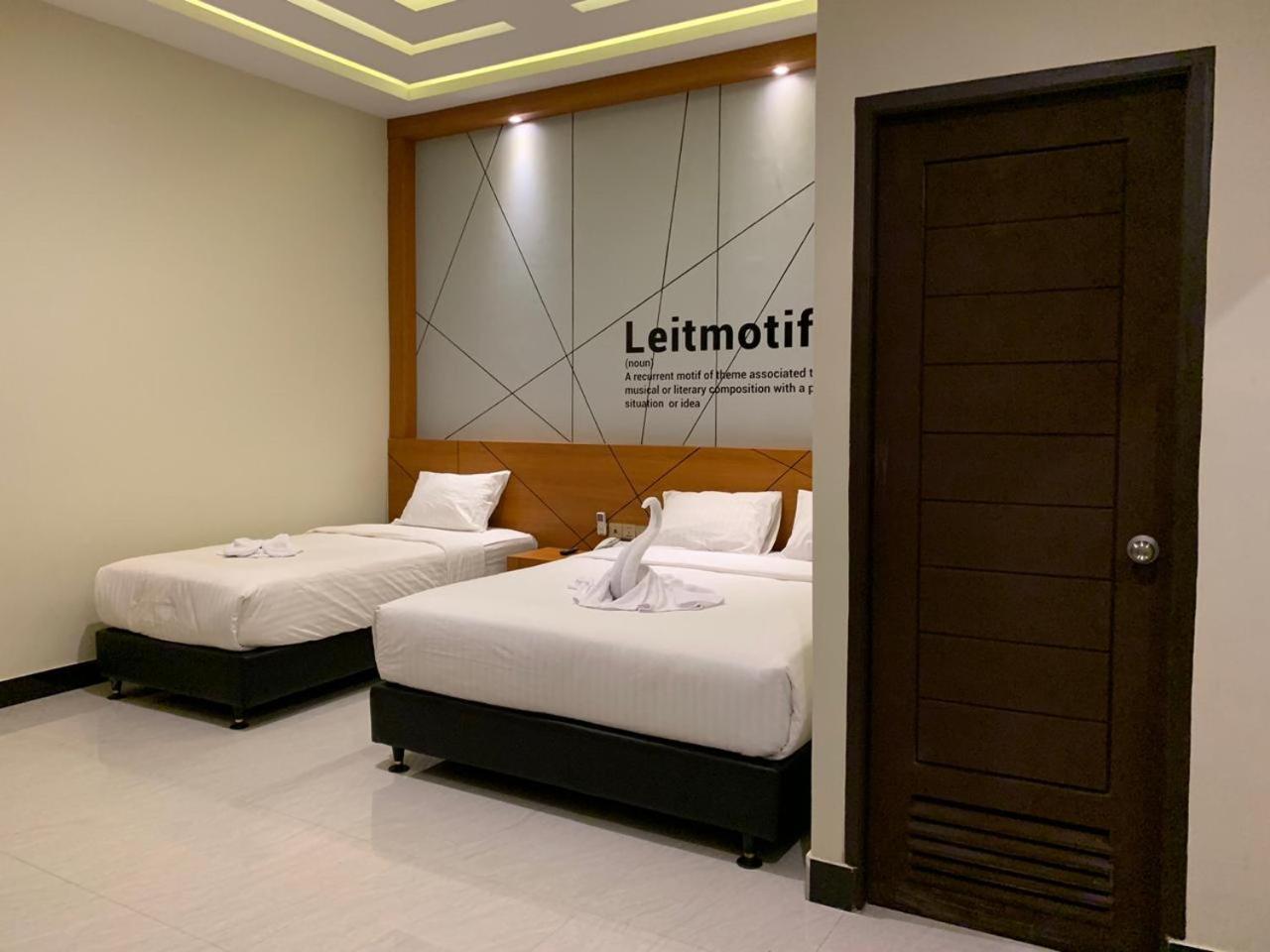 Bless Hotels Sintang Extérieur photo