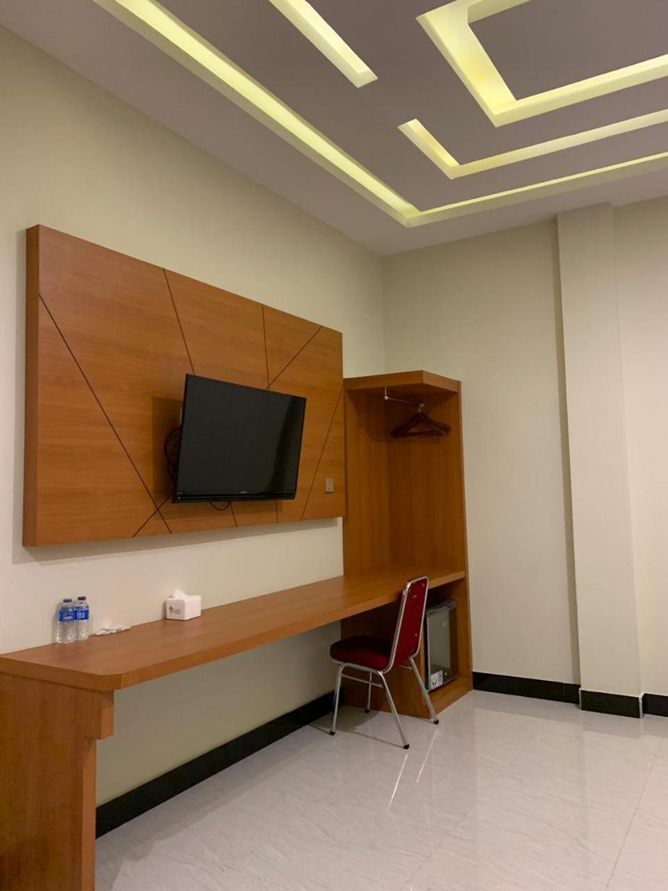 Bless Hotels Sintang Extérieur photo