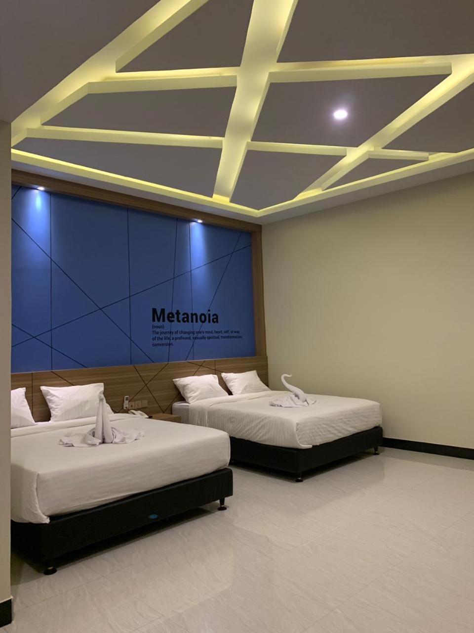 Bless Hotels Sintang Extérieur photo