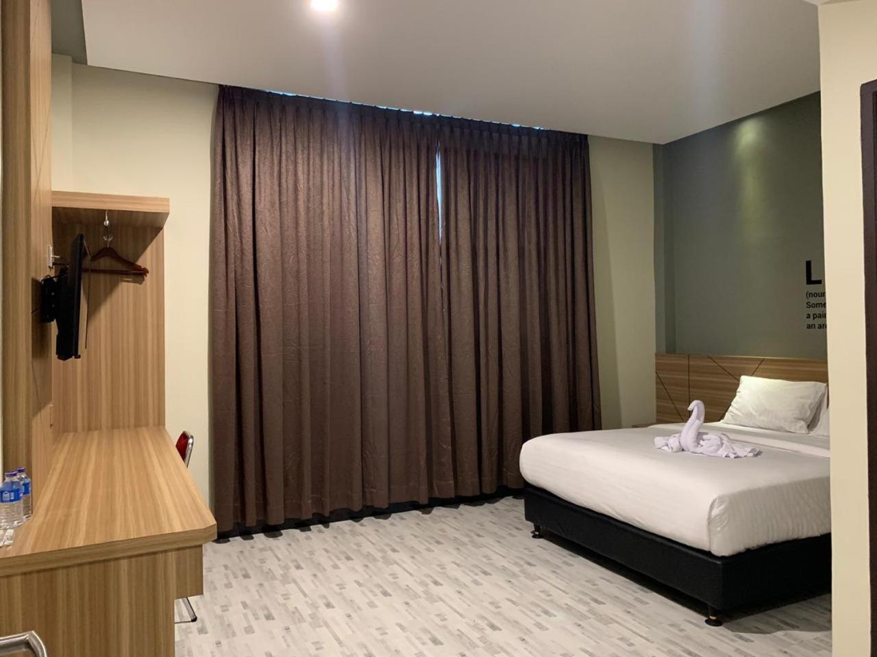 Bless Hotels Sintang Extérieur photo