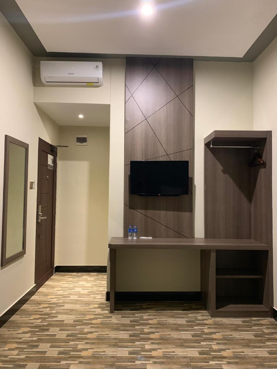 Bless Hotels Sintang Extérieur photo